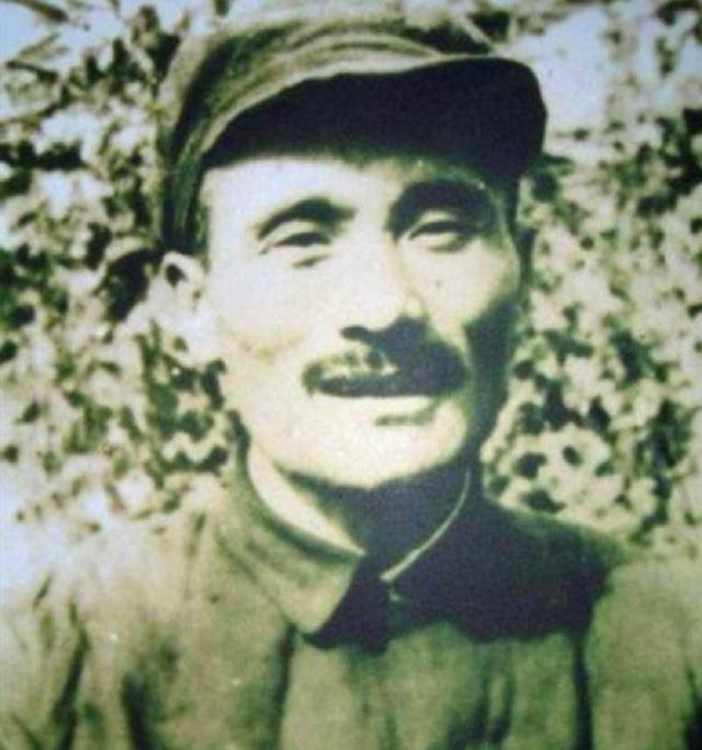 1949年功勋老将谭余保拒绝留京升迁，致电毛主席欲回乡清算叛徒，主席亲批：无论大