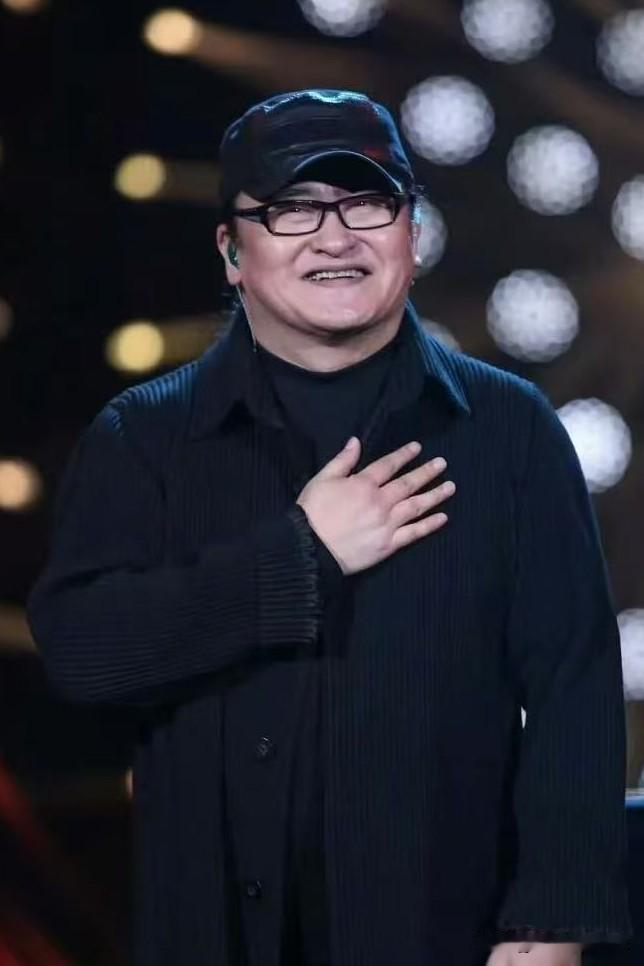 好奇查了一下刘欢。
不查不知道，一查才发现。
这位家喻户晓的乐坛前辈，功底扎实，