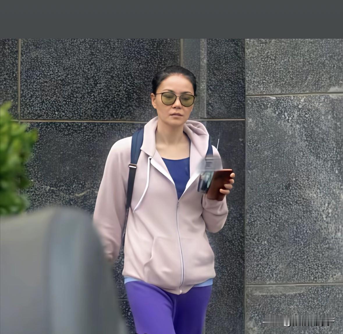年轻漂亮媳妇不要，
等到老年就知道老婆孩子重要了，
老了老了身边没有亲近的人，