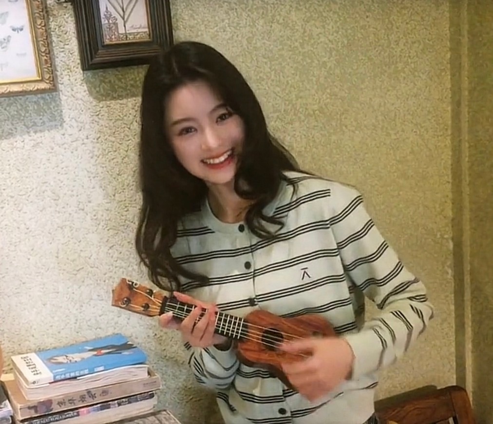 黄杨钿甜 乐器届来了一位小甜才