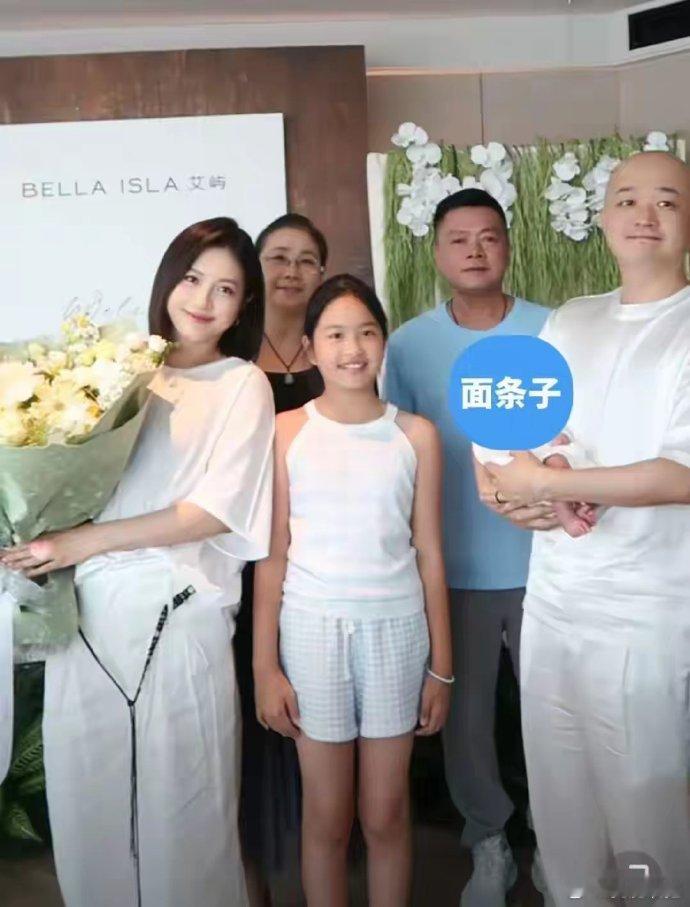 包文婧为儿办满月宴，婆婆却因工作缺席。现场儿子正脸被打码，此举引争议，网友纷纷猜