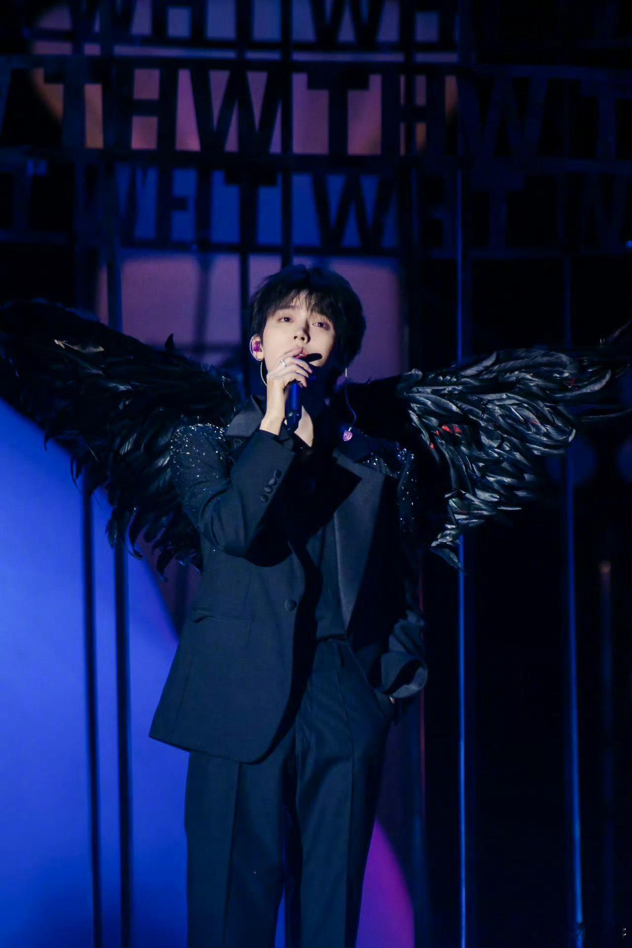 周翊然官宣首登音乐节 周翊然的音乐节首秀要来啦，10月3日不见不散！桃花坞的低音
