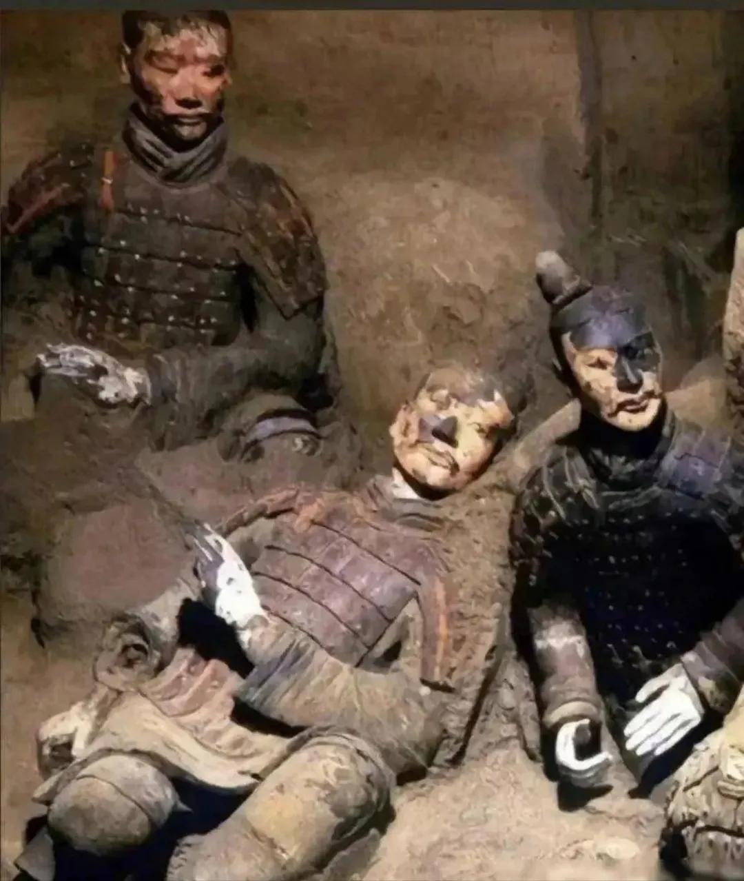 1974年3月29日，陕西临潼农民在打井时‌首次发现秦始皇兵马俑‌。