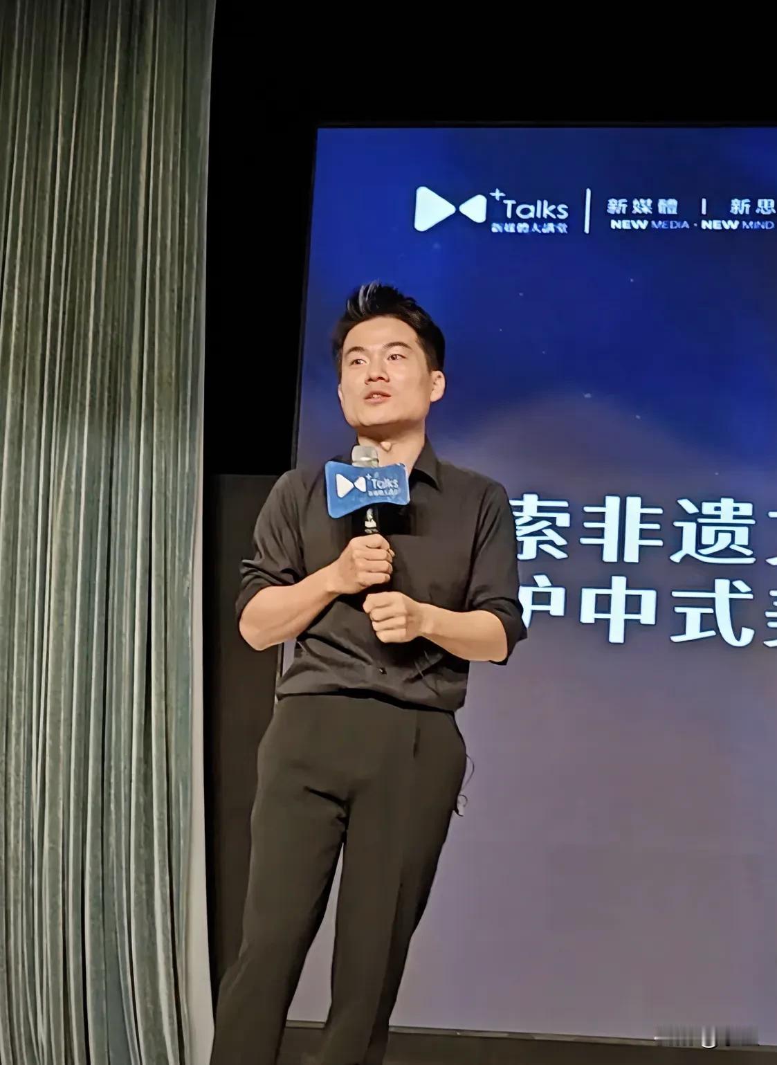 董宇辉这几天活跃的像个假号
除了不上班，其他都干了
养蚕，遛鸟，种麦子，爬山，赛