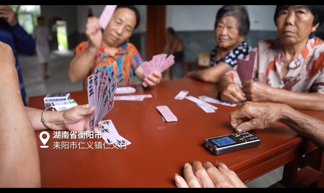 拼多多免费送货进村 拼多多现在推出了快递直接送到村里的服务，不用多花一分钱，只要