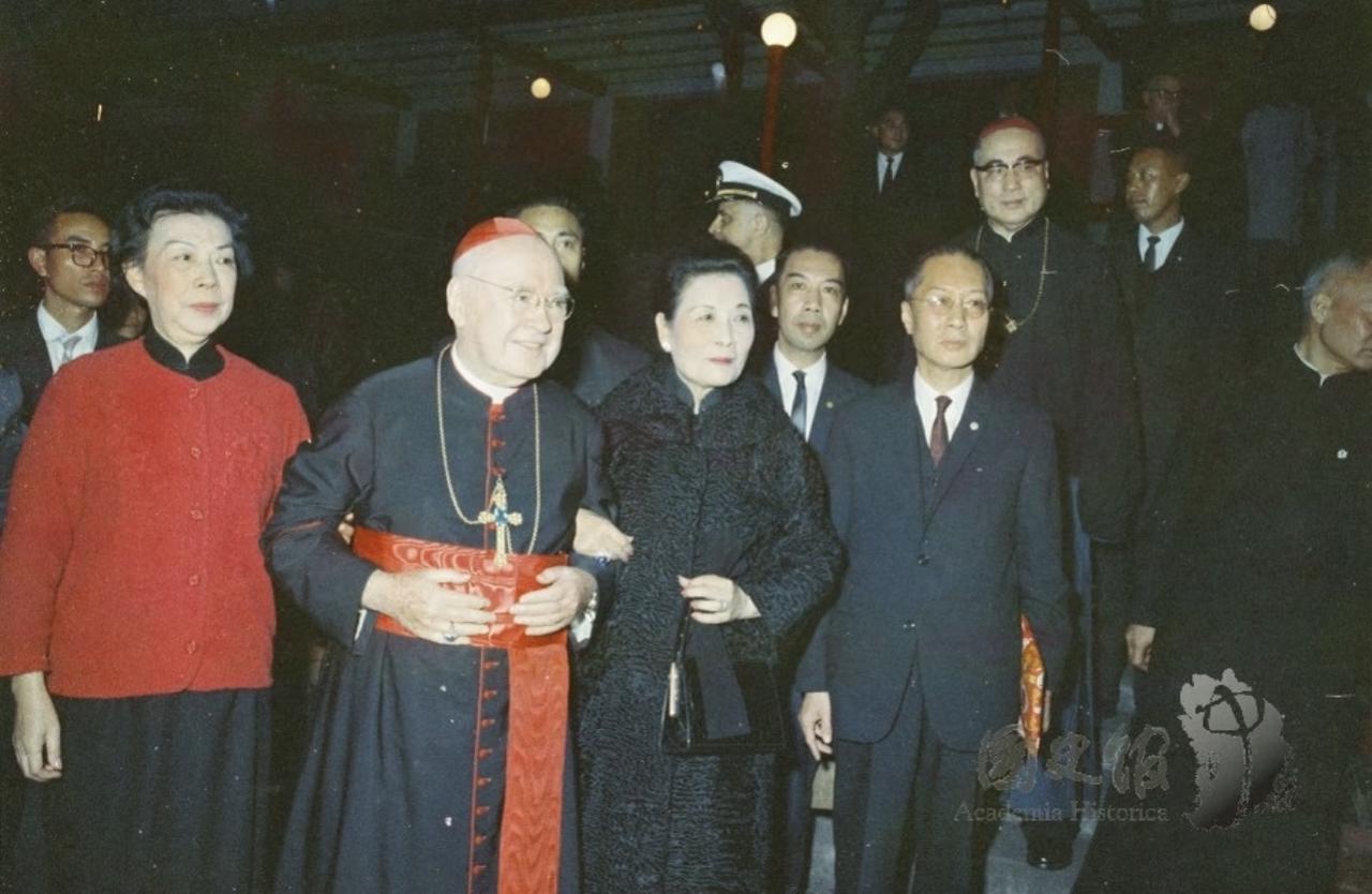 没想到信奉基督教的宋美龄，曾专门和美国天主教的头号实权人物同框出席活动！这张国史