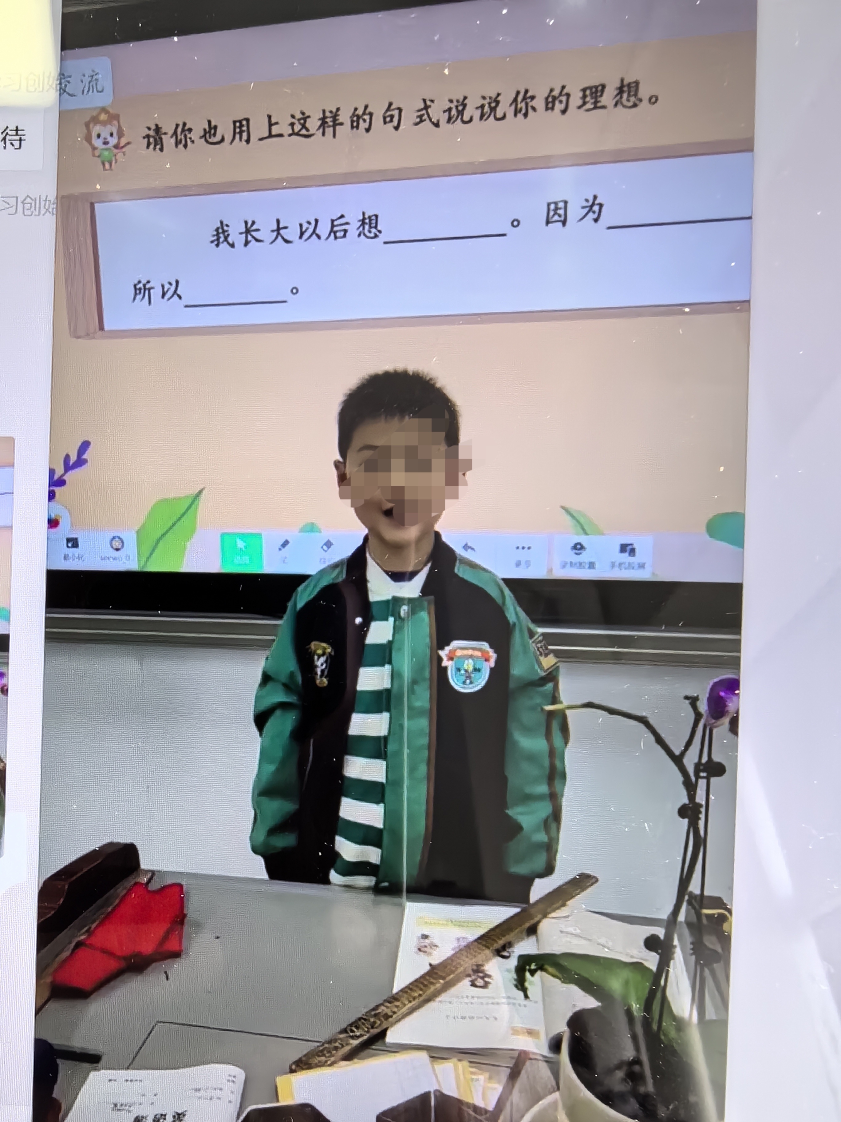今天我看群里都在传这个小视频，而且有很多成年人，甚至智商不低的人。这事甚至引发了