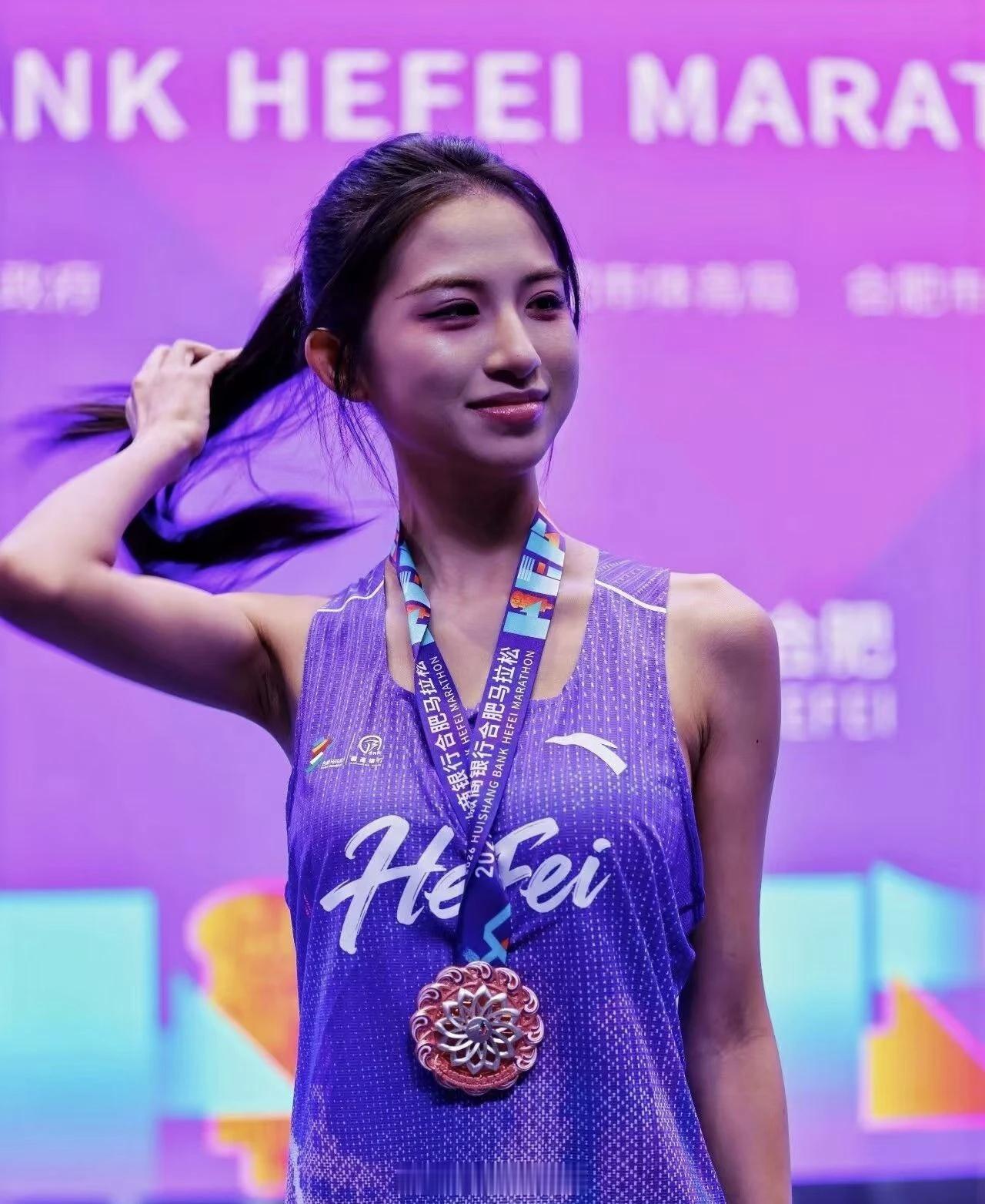 2026合肥马拉松参赛服装男女均可选短袖或背心款，从现有图片看女款也用了长方格面