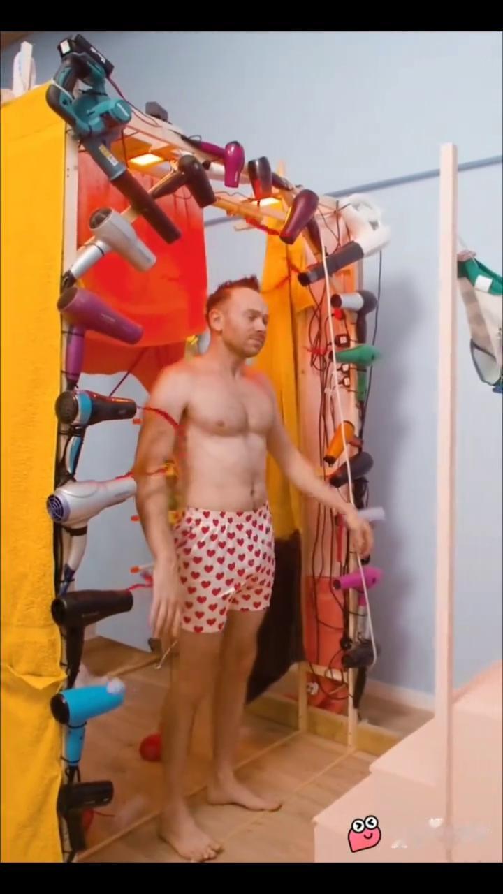 这间屋子里除了人没有用以外，所有的东西。