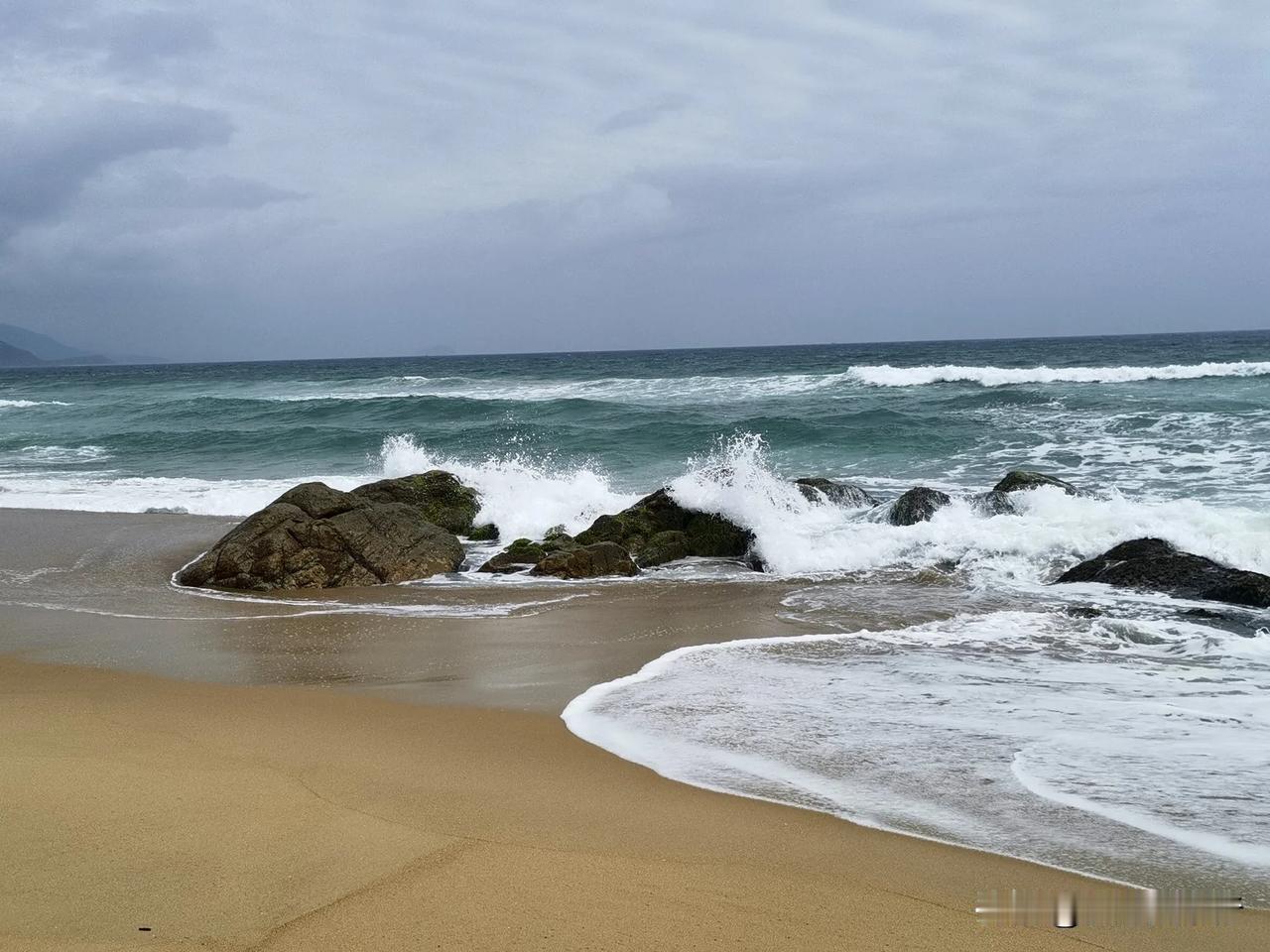 海南…自驾游第25天，香水湾最美滨海路。
从万宁日月湾去陵水的途中，我锁定香水湾