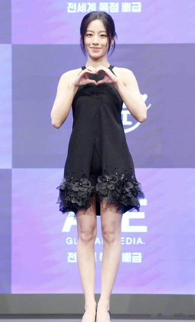韩娱资讯，金明洙、姜敏儿近日一同出席了新剧《共感细胞》的制作发布会，该剧预计在7