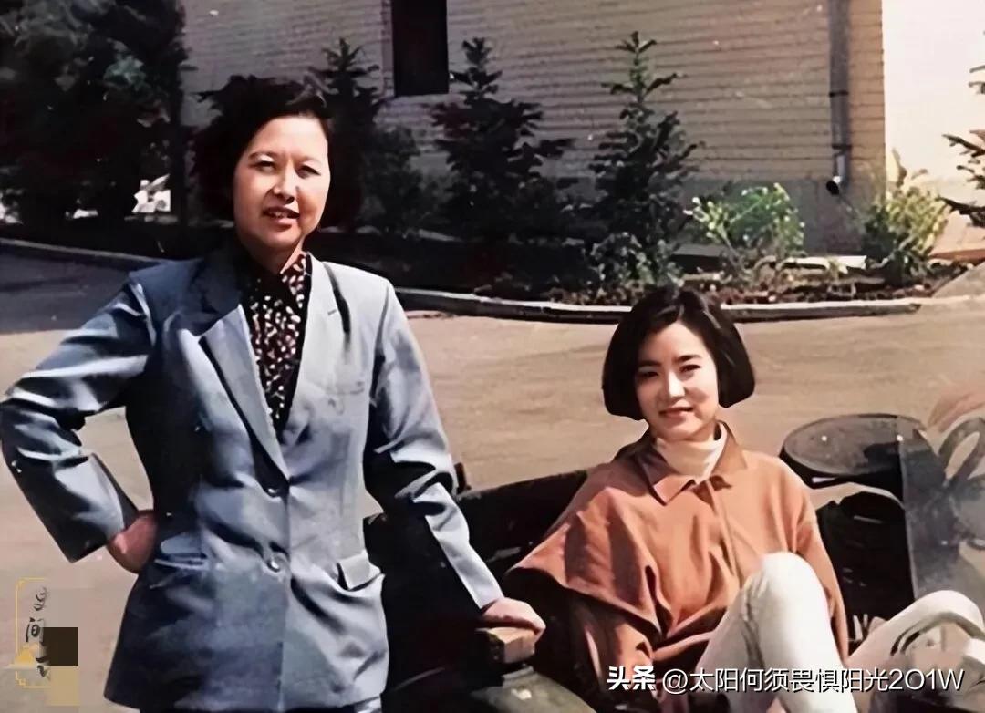 1990年，林青霞和失散多年的亲姐姐林莉的珍贵合影。镜头下二人留着短发，36岁的