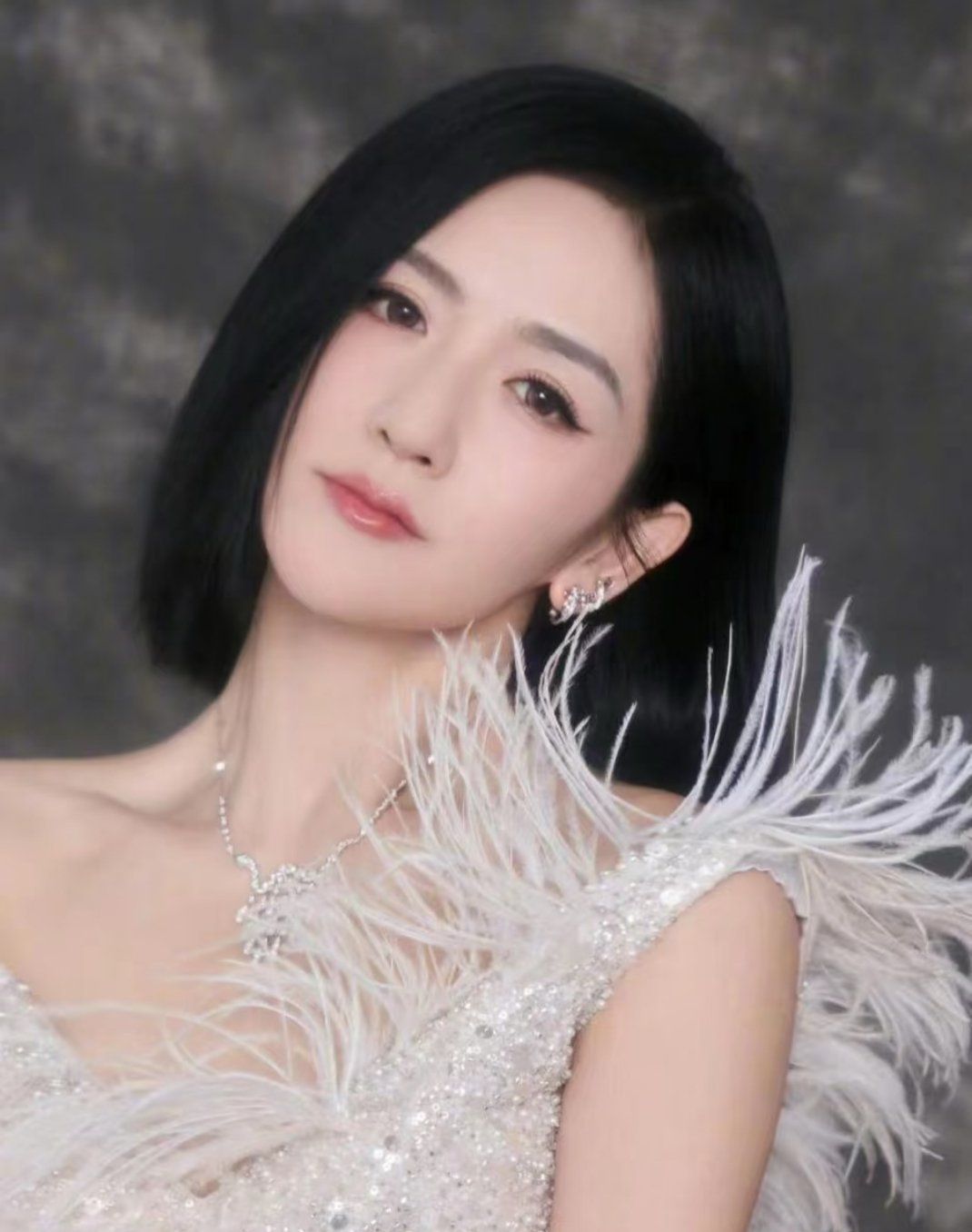 谢娜是女综最适合的主持人是的，真的很难找到像谢娜这样能够hold住这种场面的主持