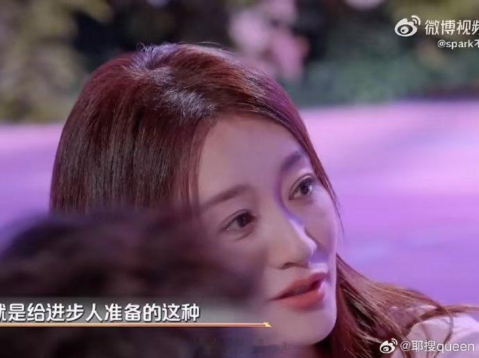 李小冉是真的想踢馆歌手 你好星期六一句询问进步选手通道尽显诚意，歌手现场随性演唱