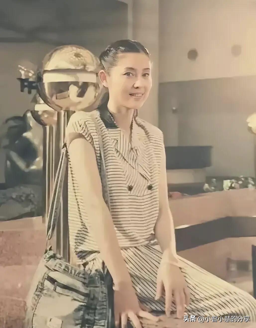 年轻就是好，怎么打扮怎么美，那个时候的她看起来阳光甜美，清纯迷人，肤如凝脂，不愧