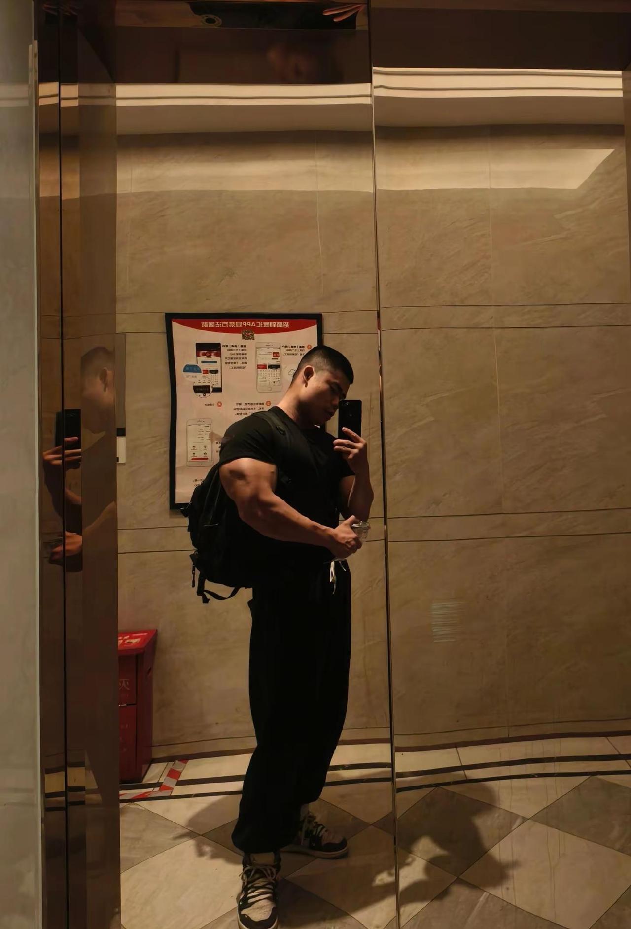随手拍电梯战神 日常 自拍 肌肉男