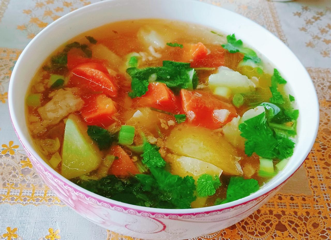 牛肉汤里煮上土豆胡萝卜，很是清甜。