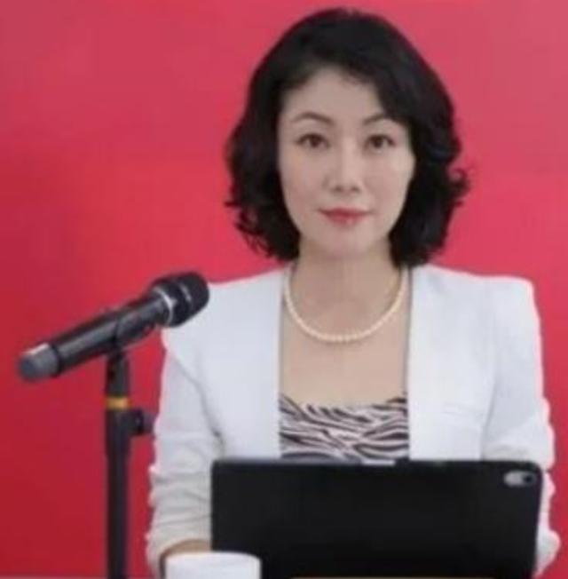 中国最贵的女秘书，虽已50，还像个少女。万科前董秘朱旭，巅峰期税前年薪849万，