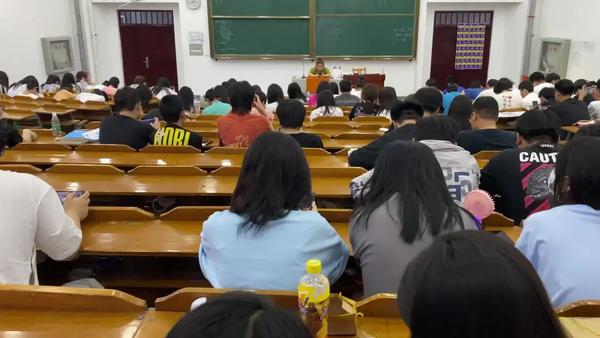 近日，教育部正式公布同意9省份共11所地方高校由“学院”升格为“大学”的批复，涉