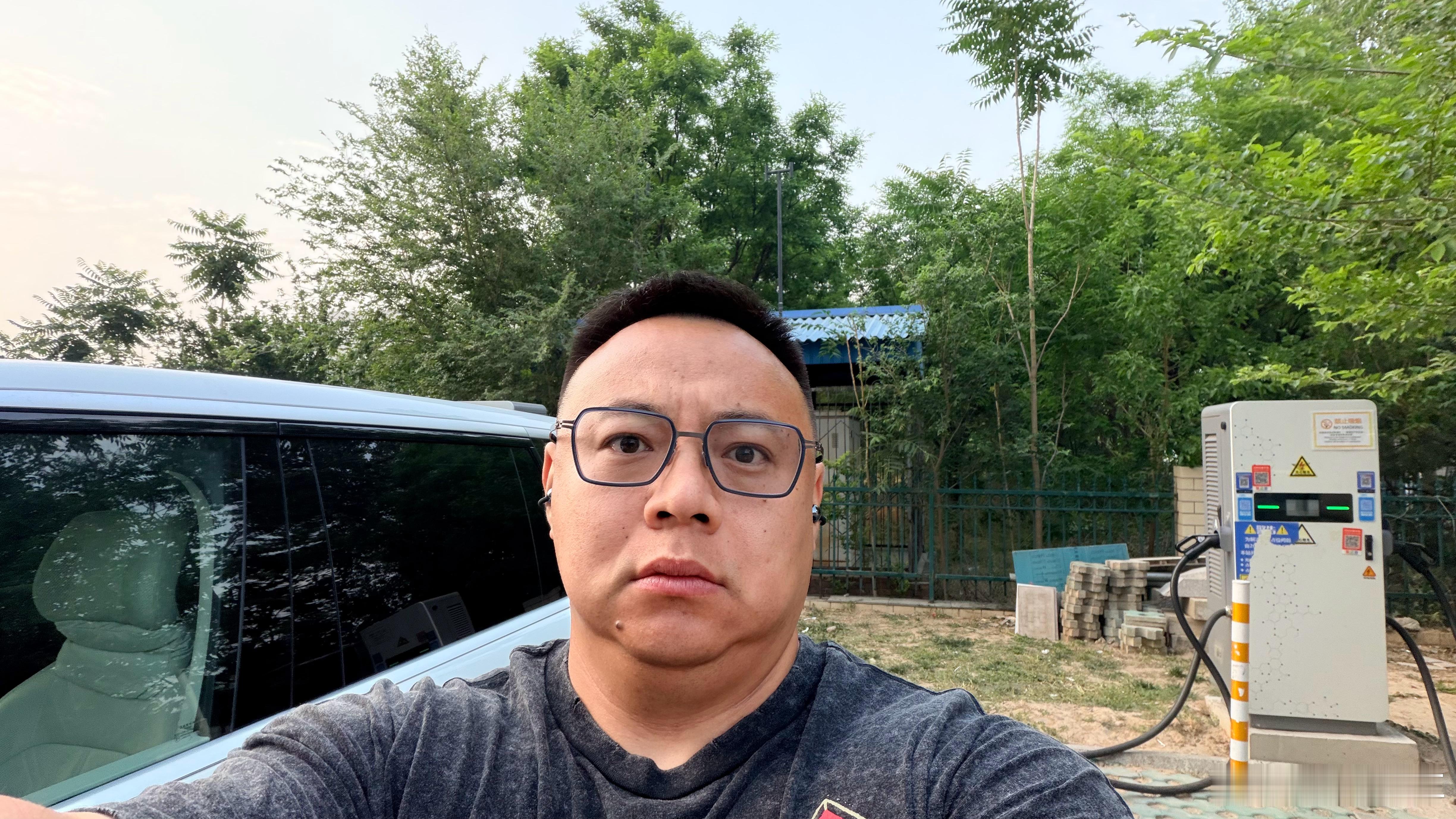 起个大早到机场被通知航班延误了我当下决断去跑个步心情一下又好起来了 