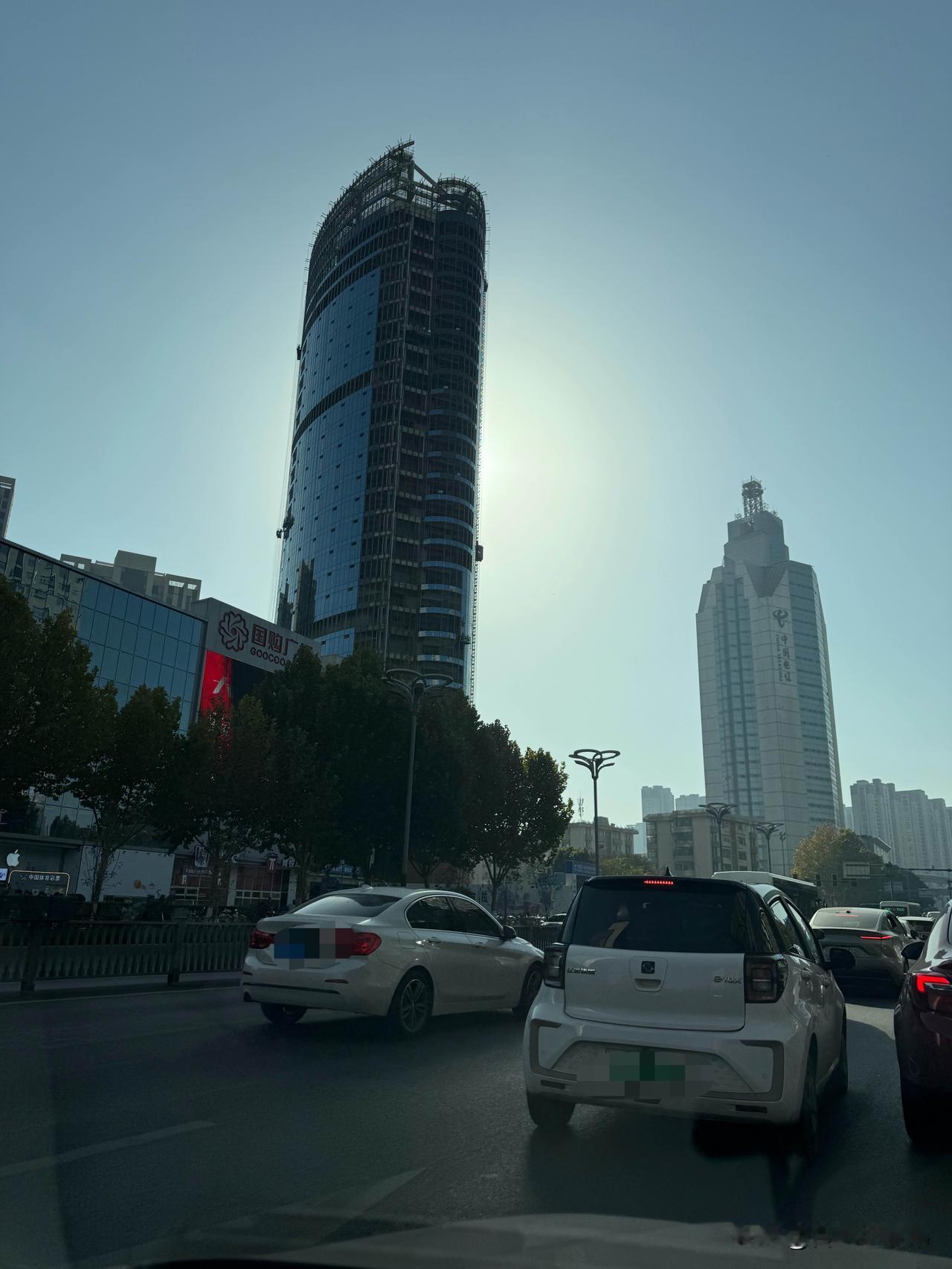 晒图笔记大赛国购二期复工后简直开了倍速！短短几个月，幕墙“蹭蹭”往上贴，肉眼可见