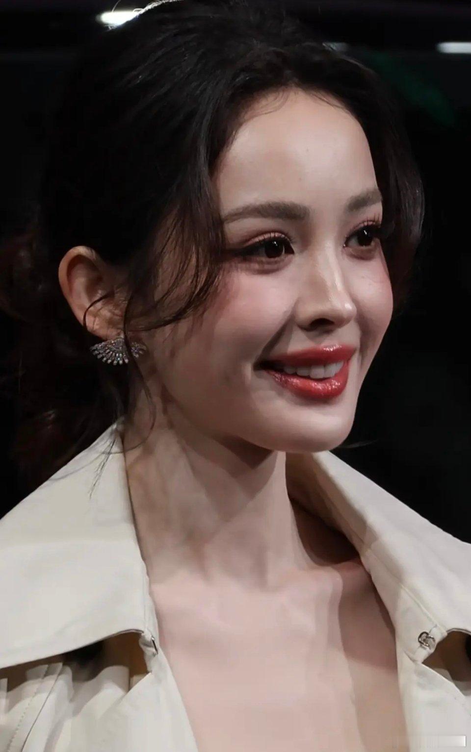 古力娜扎的脸怎么也肿了 ​​​