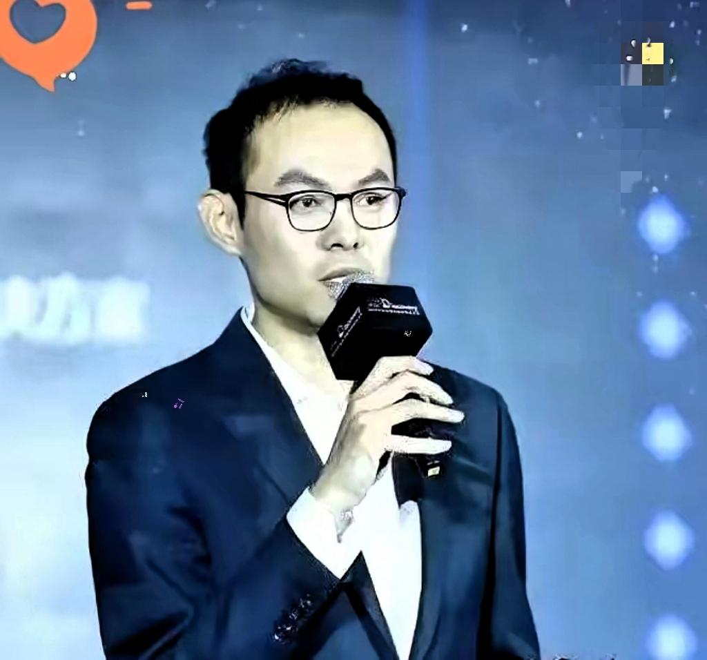 京东那个拿千万年薪的副总裁，这回算是彻底栽了。听说在会上，刘强东没留半点面子，当