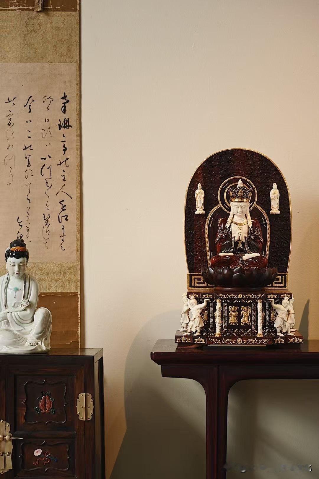 三材相融，静见造像之美。

紫檀沉稳，猛犸温润，鹿角自然质朴，三种材质彼此映衬，