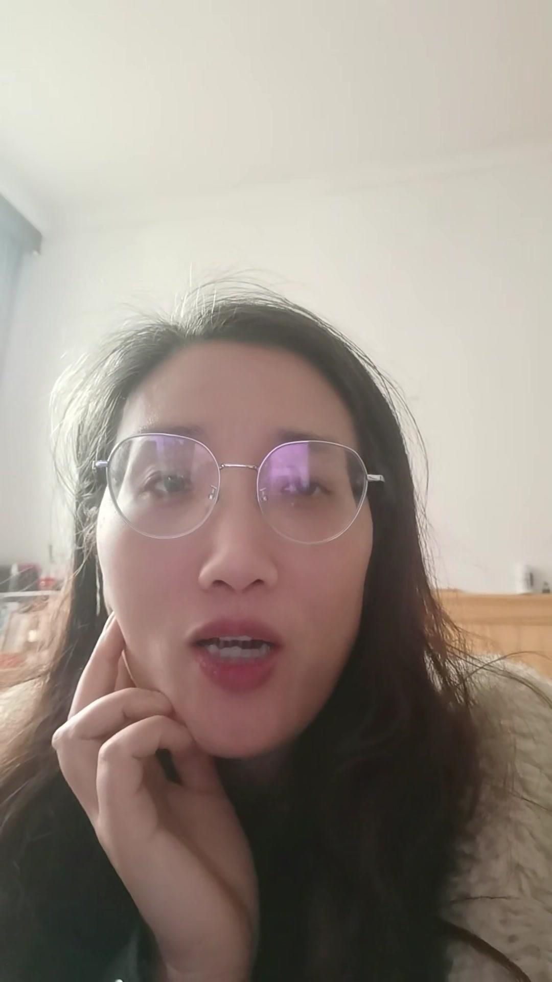 五分钟无痛学英语法，亲测有效！1️⃣选5分钟六级听力或喜欢的歌，每天当背景音听，