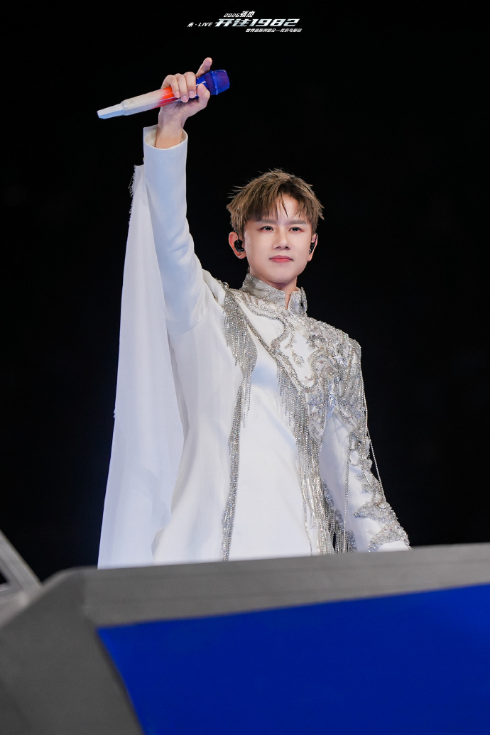 张杰从云端唱到人海张杰鸟巢演唱会演唱《一个人的远方》，伴着漫天云雾缓缓走向观众，