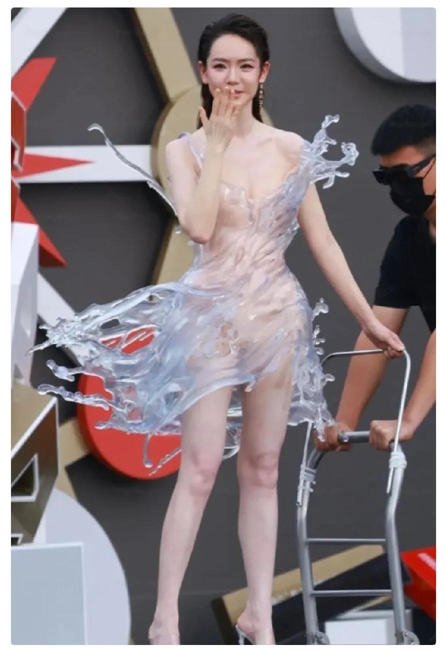 内娱确实不行了，衣服都越来越高清了。

戚薇这次在芭莎之夜，穿了一条3D打印的水