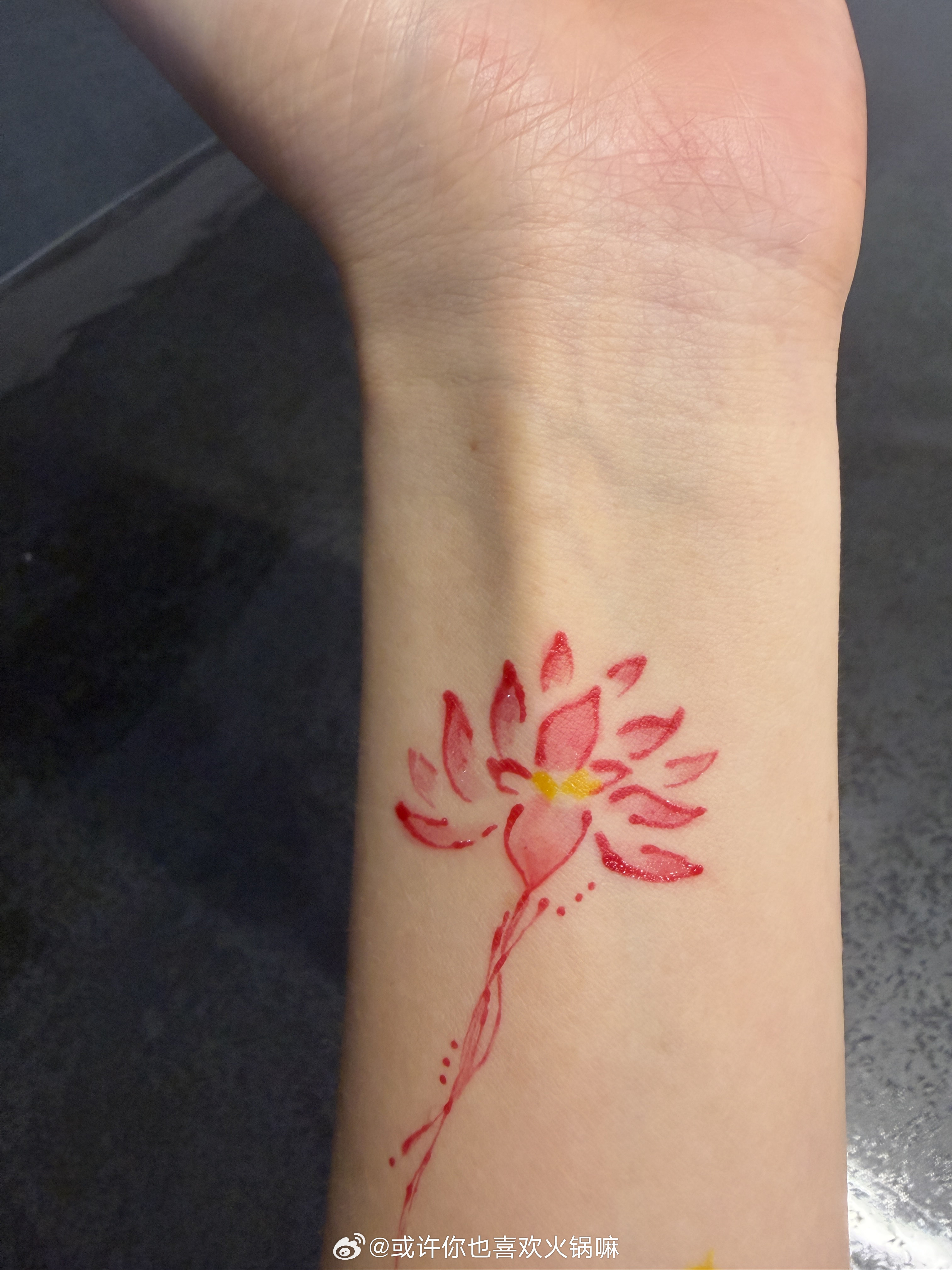 做完瑜伽  顺手画个莲花海娜 