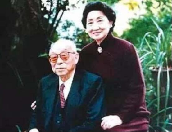1995年张学良到墓地祭拜于凤至，看到墓碑刻字时，泪流满面：此生无憾事，唯负此一