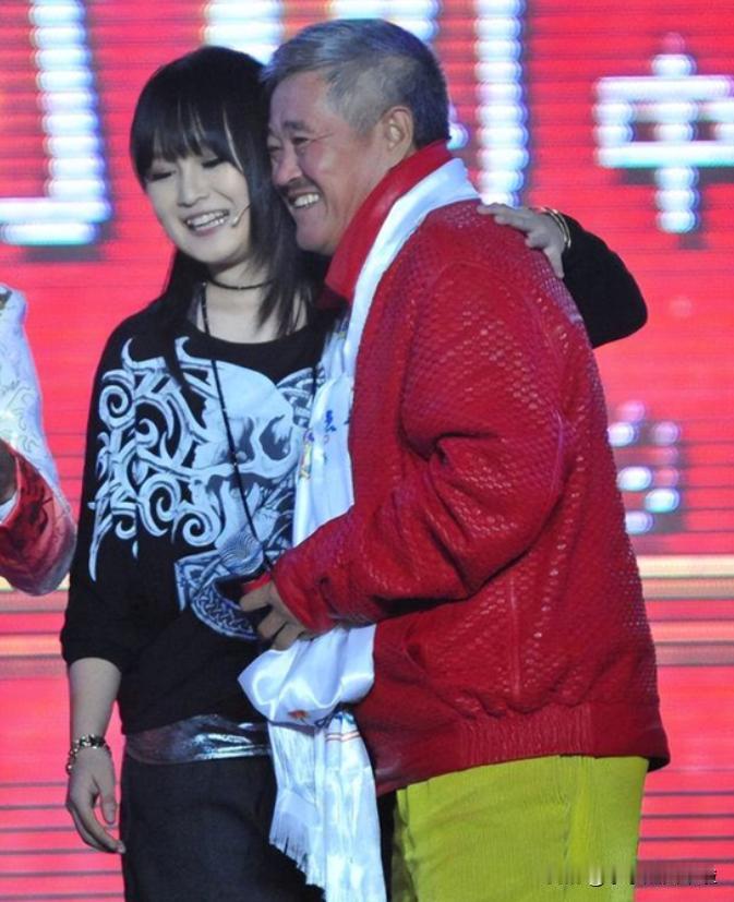 一次，赵本山和前妻生的大女儿赵玉芳来家中探望，赵本山的老婆马丽娟表现冷漠，一句话