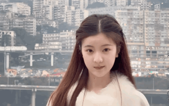 天呐！这位美女的食量也太惊人了！