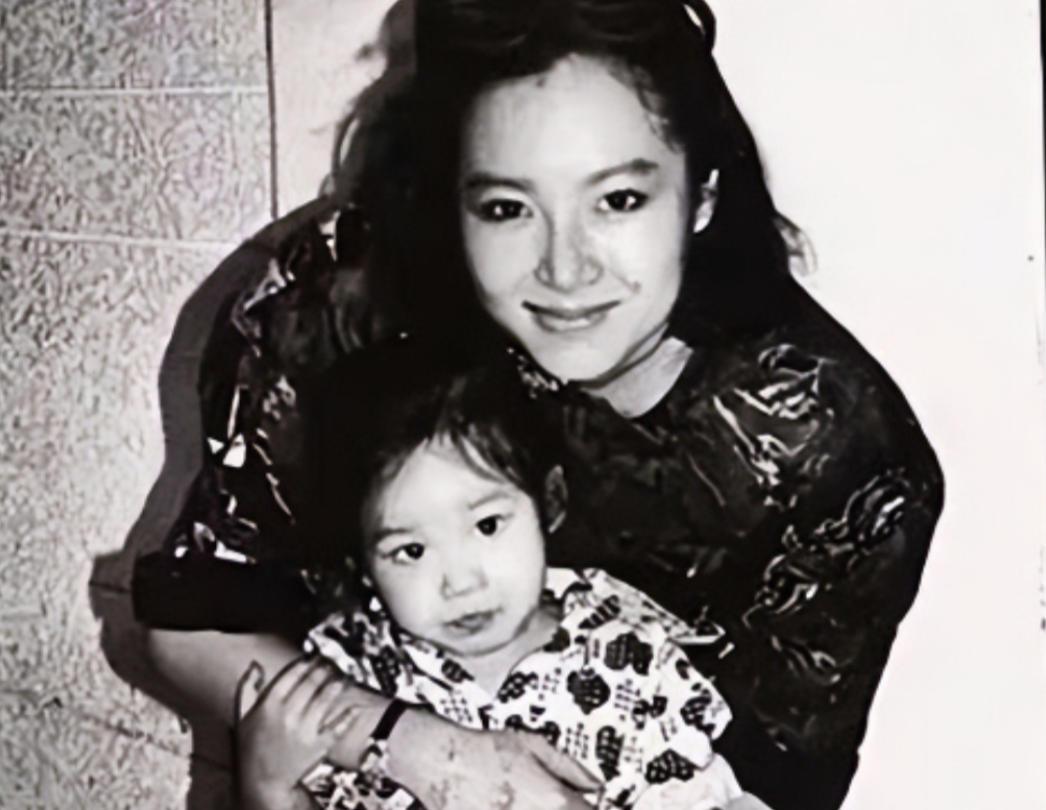 1984年，26岁的恬妞嫁给了印尼富豪，结婚当晚，她才知道老公已经有了一个妻子，