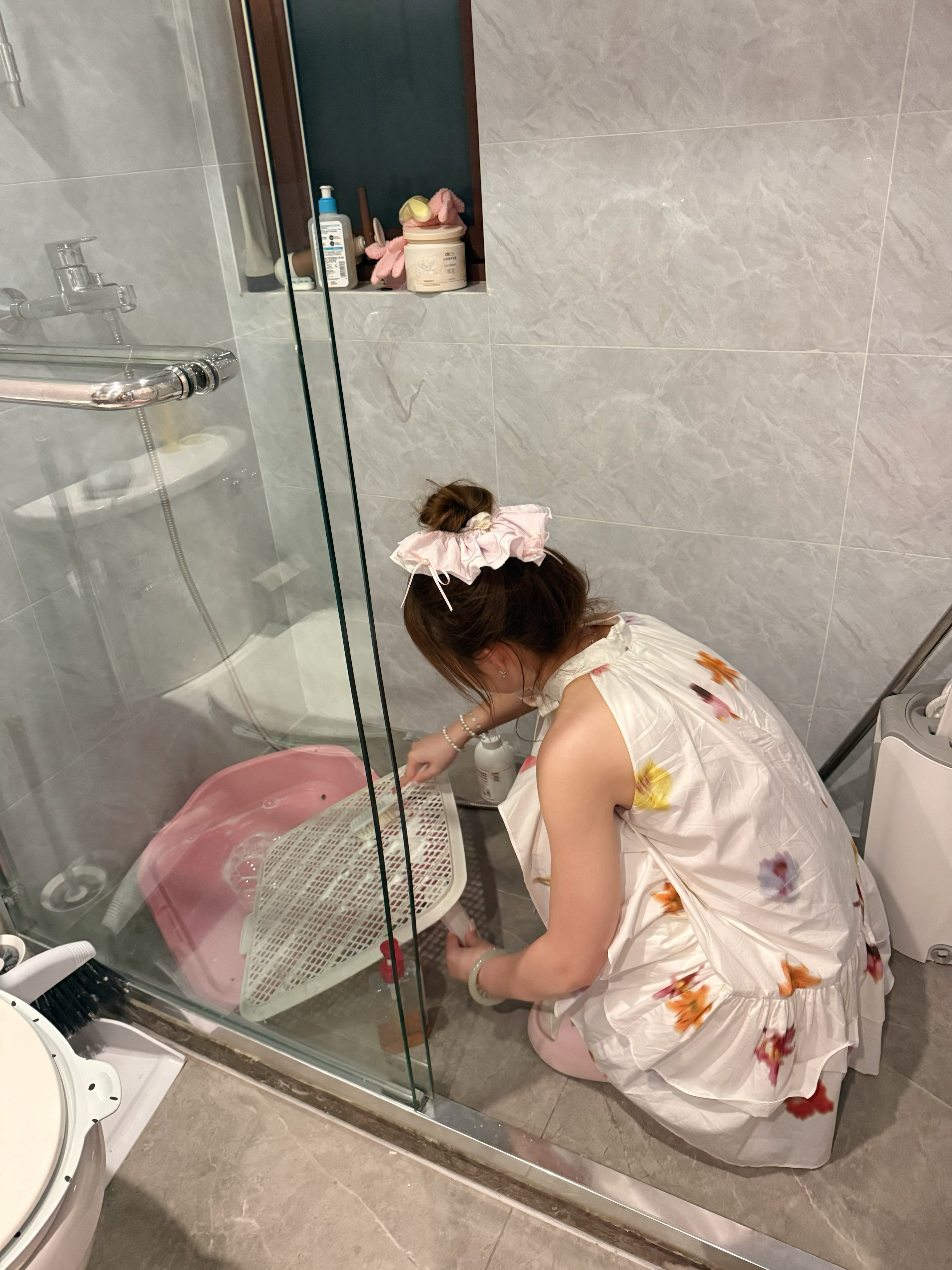 我的天…你们知道我今天回到家发生了什么吗？首先又有把他的尿垫拿出来狠狠地撕咬了 