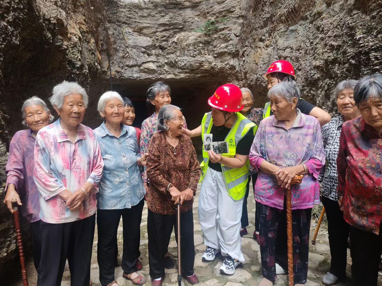 赞铁姑娘重逢
岩洞依稀旧日家，鬓霜相聚话年华。
昔年挥汗开山志，风骨长留映山崖。