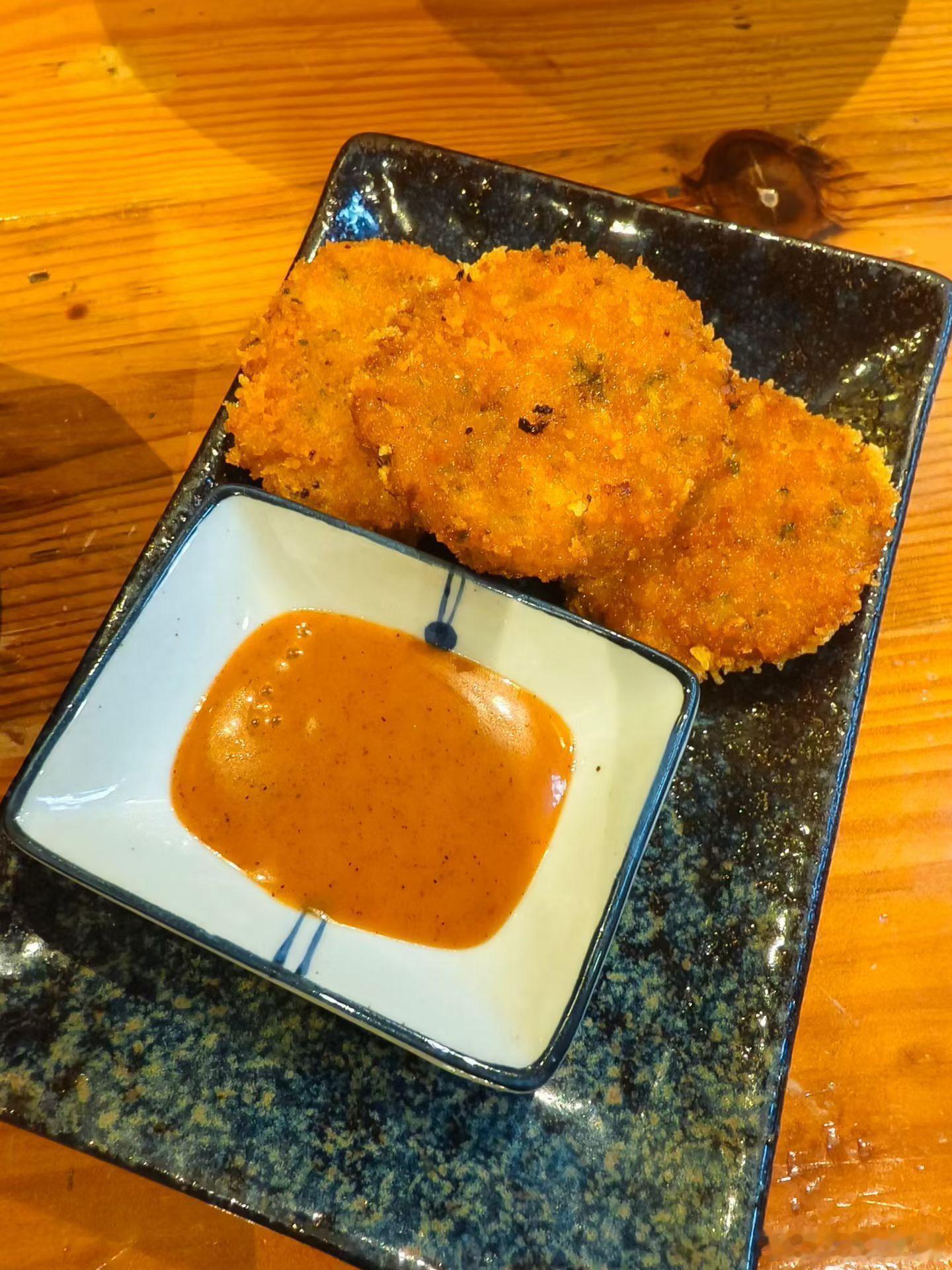 很适合一人食的奇奇饭店，一份芝士辛拉面，一份蒜香虾，一份虾饼，加一杯金汤力。昨天