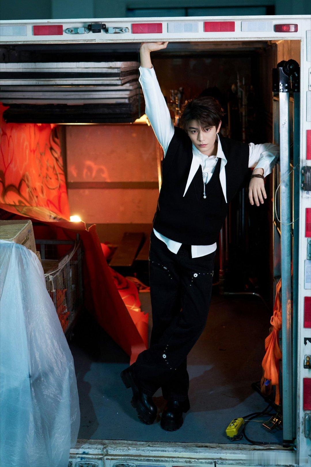 丁禹兮张海虾 dyx丁禹兮南部档案 你有点像天上的月亮，也像那闪烁的星星，可惜我