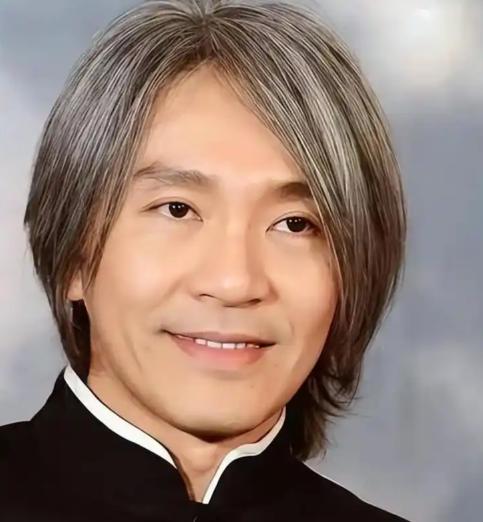 周星驰剧组有一条不成文的规矩，整个剧组没人敢越界。

一到开饭时间，跑龙套的、没