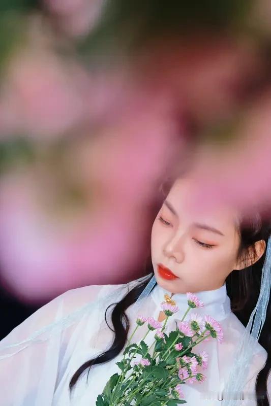 “梦醒缘散，时过境迁”，这话道尽了人生的无奈。就像曾经校园相伴，满心真诚，可时光