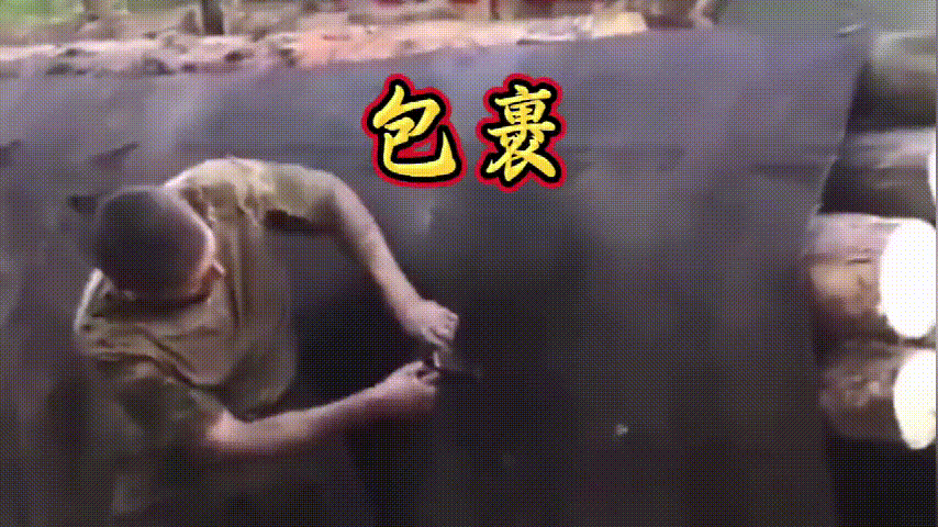 俄乌越打越原始，钢铁洪流已消失，只剩下的是木头洪流。
只见俄军就地取材，用木头铁