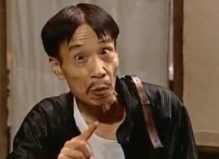 老吴头是个忠心耿耿的俄粉，他可不顾事实，不分是非，不分黑白，去替坏人站台抹粉，去