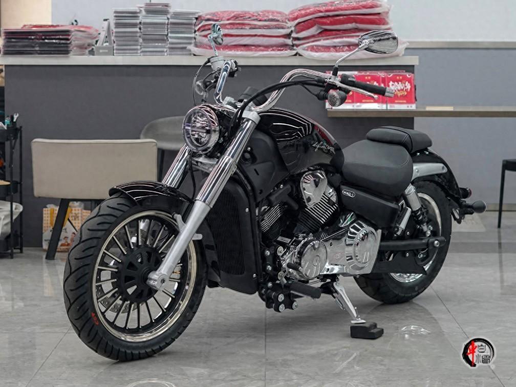 力帆近日对V400复古巡航车全系直降2000元，暗夜版1.998万起，闪耀版2.