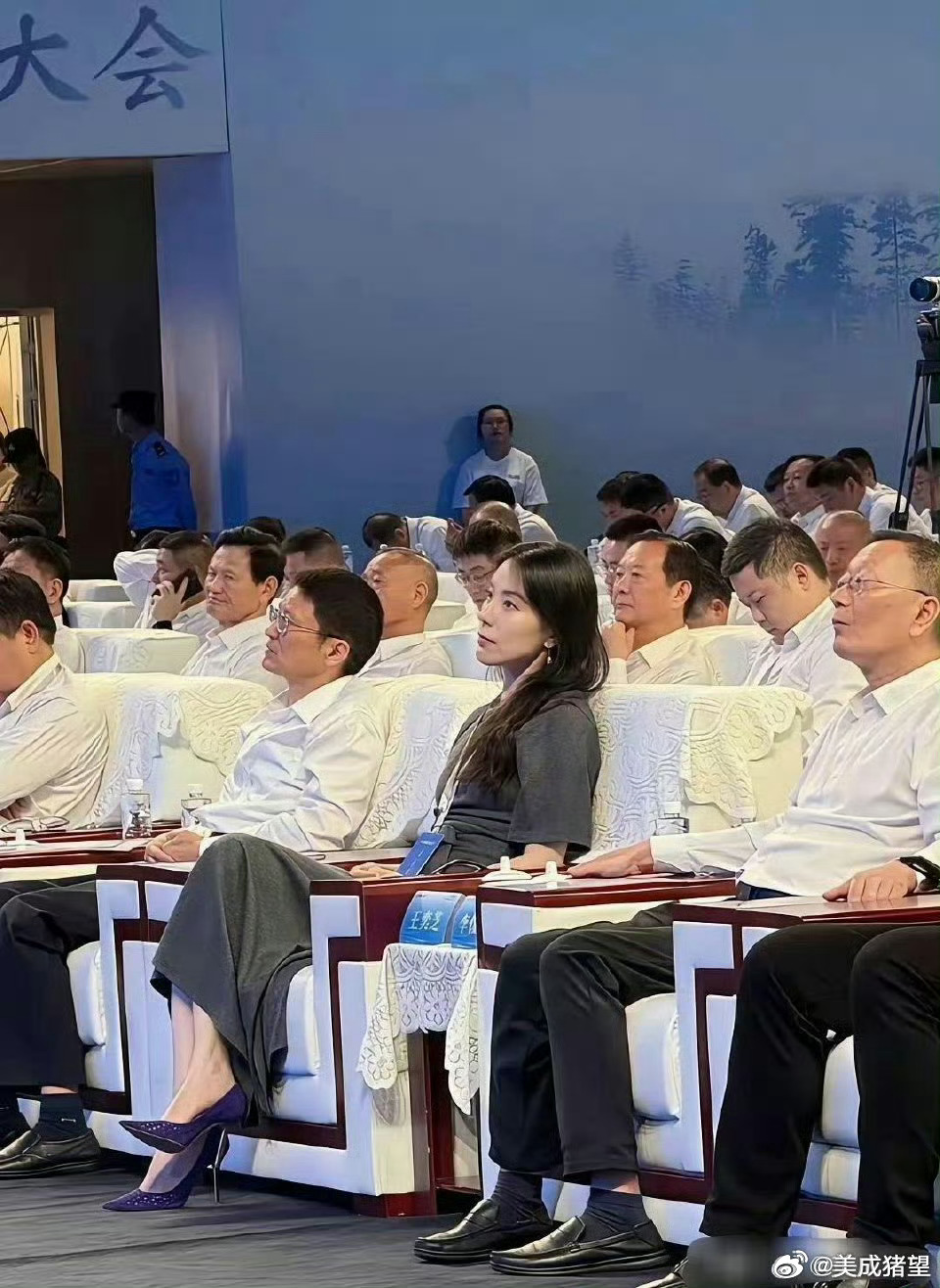 不得不说蔚来老板娘确实漂亮，我一个女都要看多两眼 