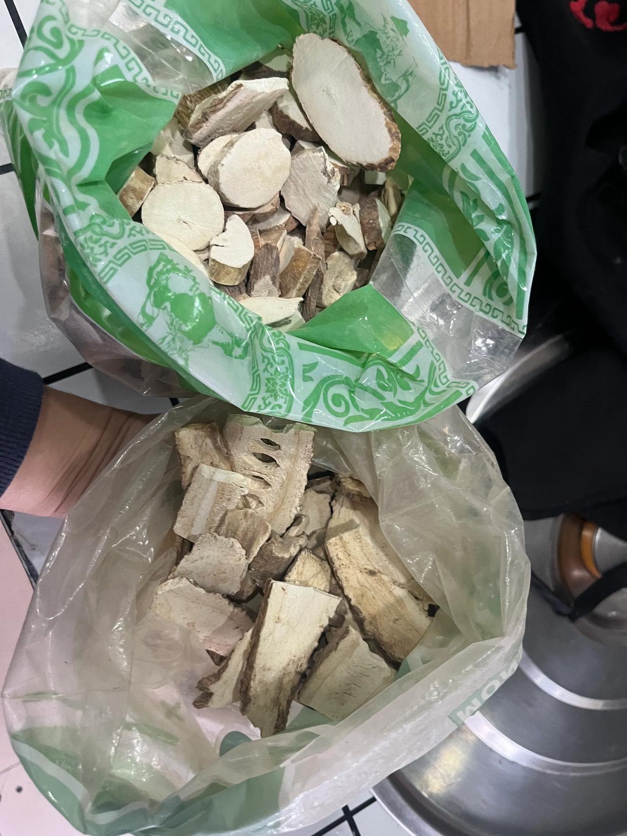 啥都是假货横行，前天买个假冰糖雪梨，昨天又买了个假白芷片，凭我卤菜的经验，我还是