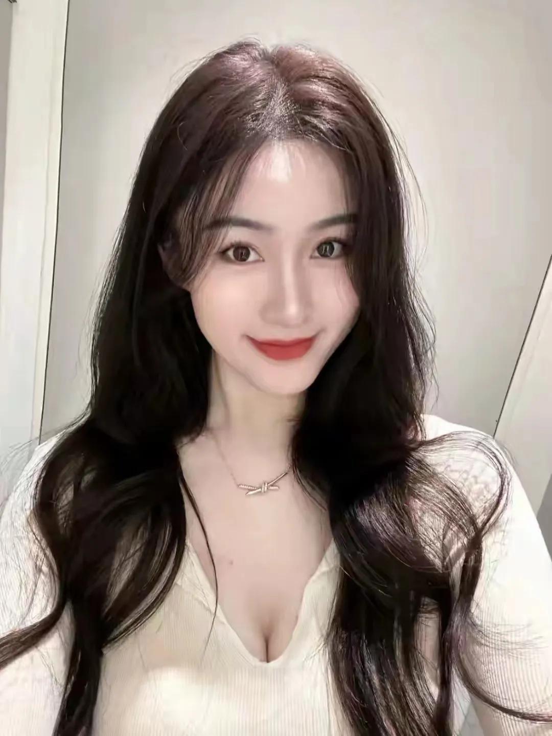 在小镇上，有一对出了名的夫妻，张强和李梅。他们的婚姻之路并不平坦，争吵和摩擦时常