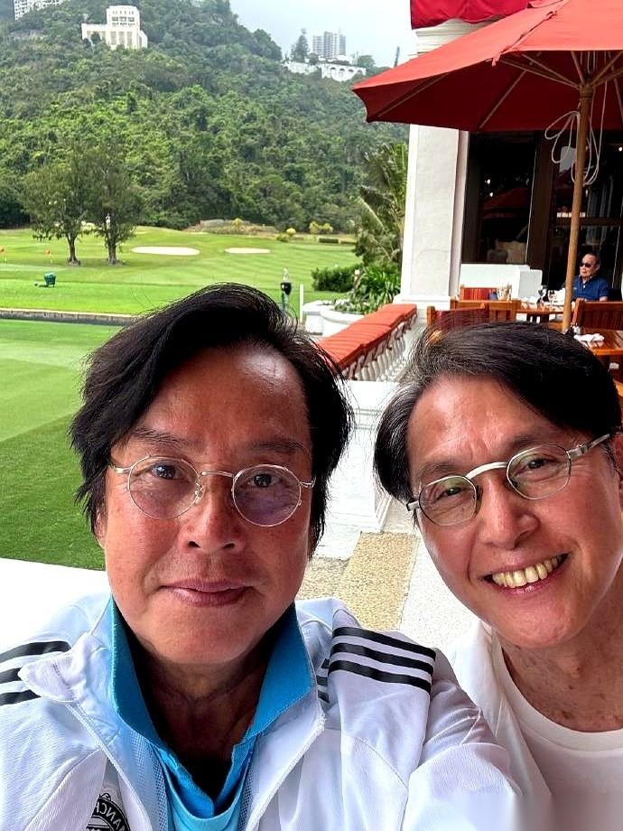 谭咏麟和张国强，这俩人往横店片场一站，整个剧组的活儿都乱了套。
前一秒，场务大哥