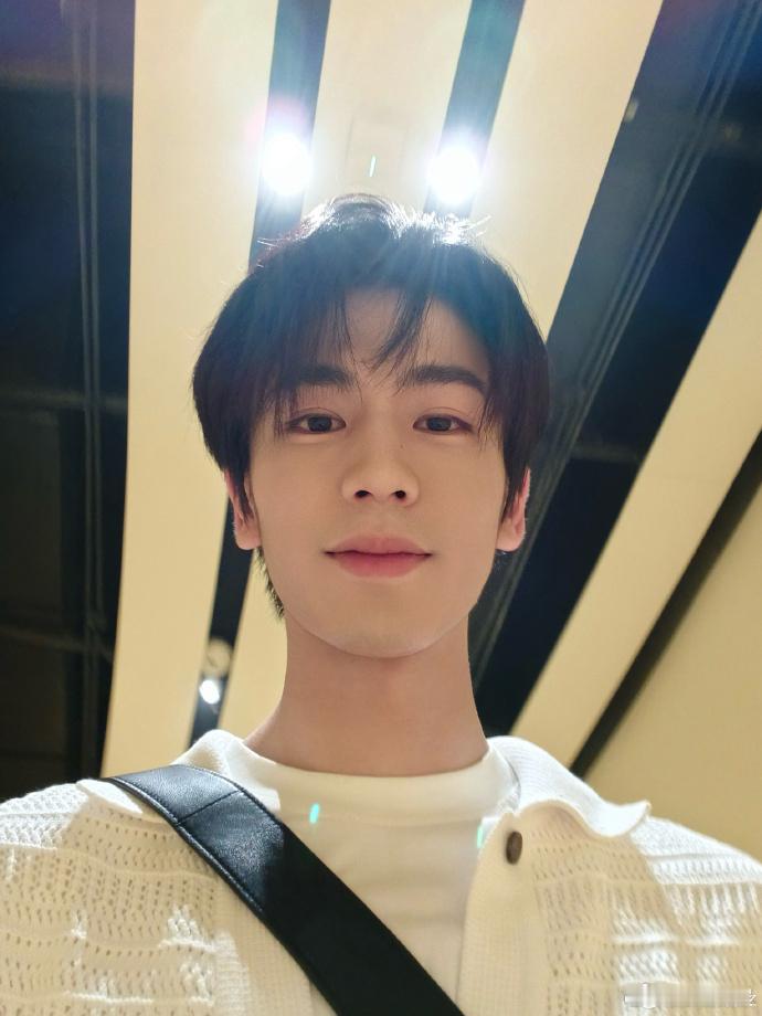 #张凌赫也去了张学友演唱会##张凌赫带着父母去看张学友演唱会# 张凌赫与父母共赴